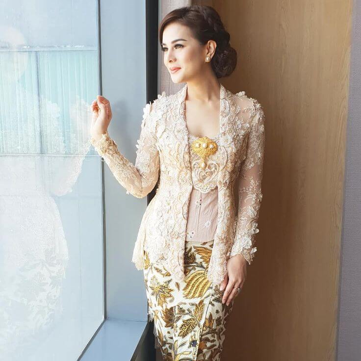 Model Kebaya untuk Tubuh Tinggi dan Langsing