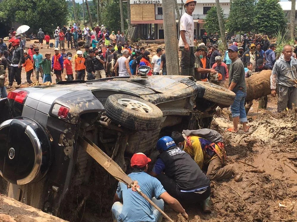 Evakuasi Warga Banjir Bandang Sukabumi