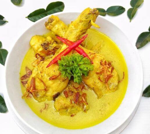 Opor ayam bumbu kuning